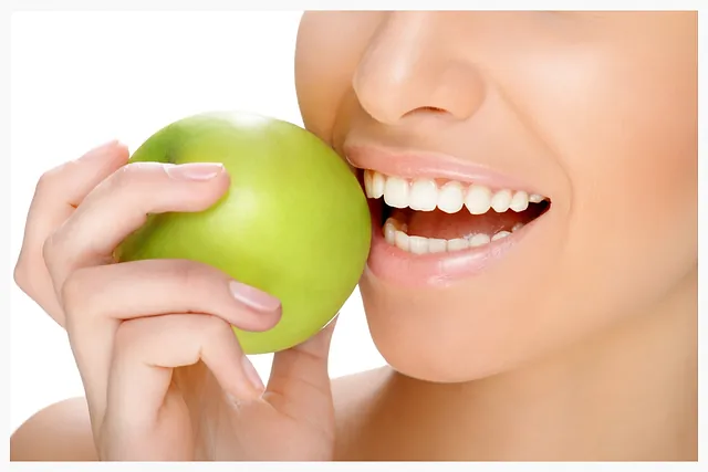 eating apple